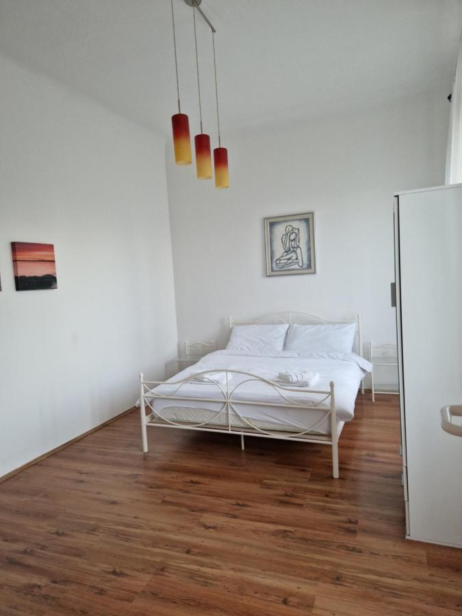 Queen Of - Lili Apartment
